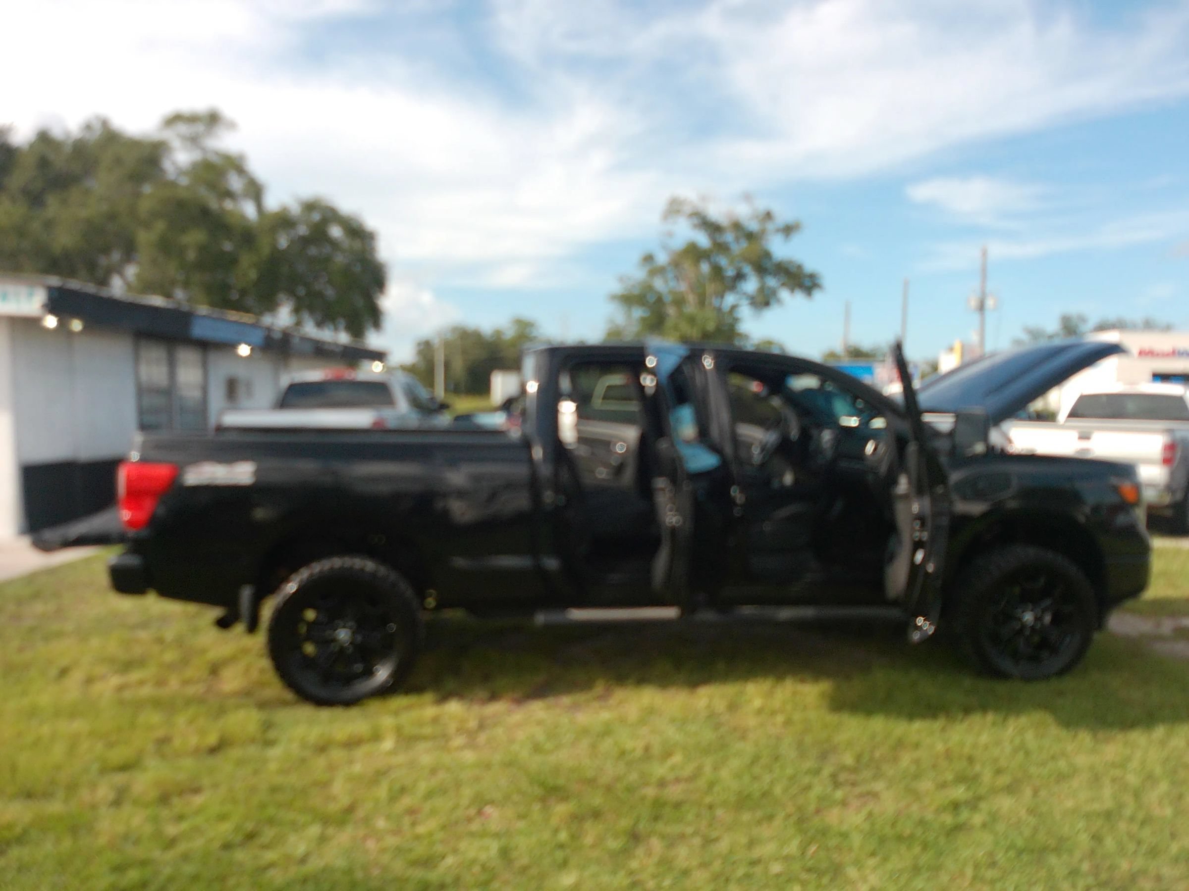 Used 2018 Nissan Titan SV w/ SV Convenience Package AWD/4WD image 32