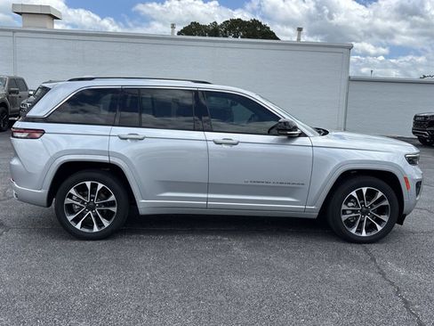 Used 2022 Jeep Grand Cherokee Overland w/ Adv Protech Group III AWD/4WD image 2