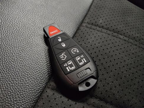 Used 2020 Dodge Grand Caravan SXT image 32