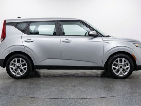 Used 2025 Kia Soul LX w/ LX Technology Package FWD image 11