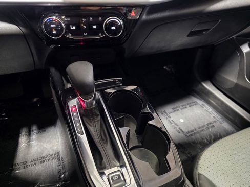 Used 2024 Chevrolet Trax LT w/ Sunroof Package image 28