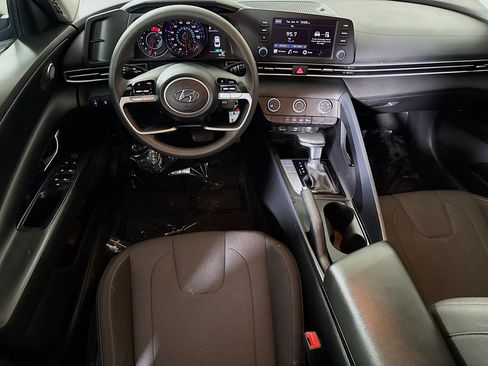 Used 2022 Hyundai Elantra SE FWD image 17