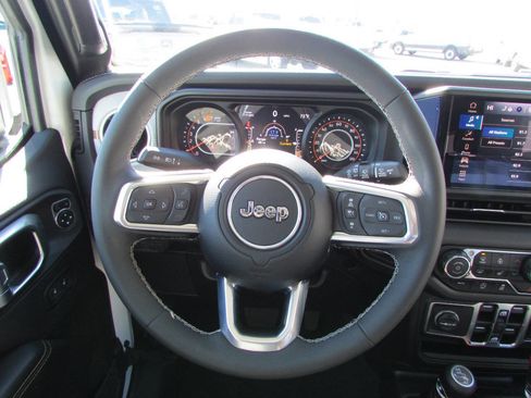 Used 2025 Jeep Wrangler Unlimited Sahara image 25