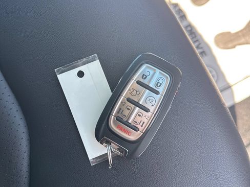 Used 2025 Chrysler Pacifica Select FWD image 34