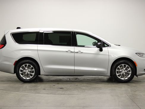 New 2026 Chrysler Pacifica Select AWD/4WD image 9