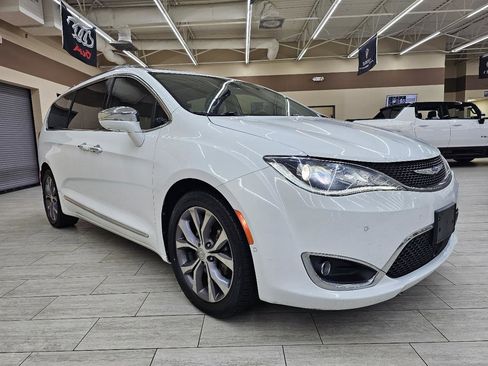 Used 2019 Chrysler Pacifica Limited w/ Tire & Wheel Group FWD image 3