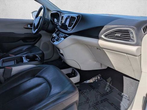 Used 2017 Chrysler Pacifica Touring-L FWD image 30