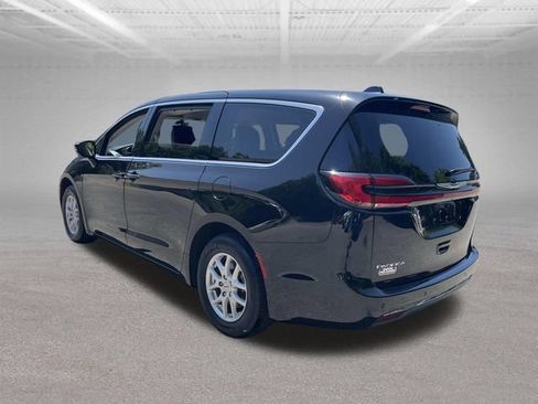 Used 2024 Chrysler Pacifica Touring-L FWD image 11