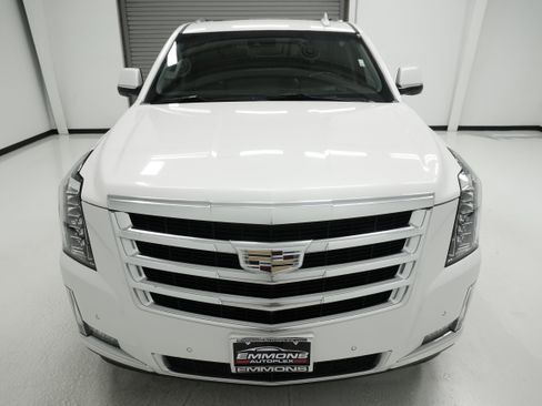 Used 2020 Cadillac Escalade Luxury RWD image 2