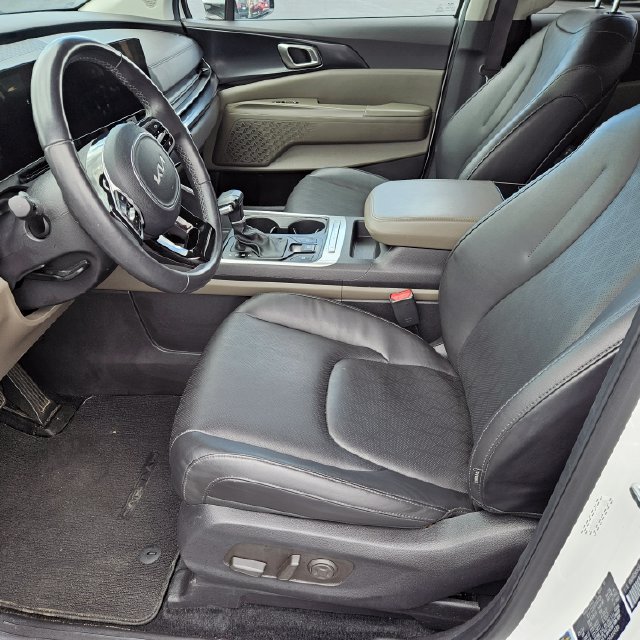 Used 2025 Kia Carnival FWD image 11