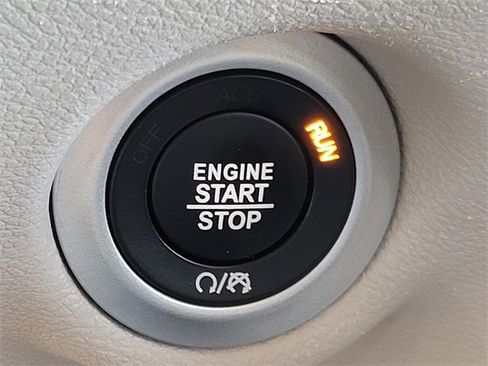 Used 2023 Chrysler Voyager LX image 28