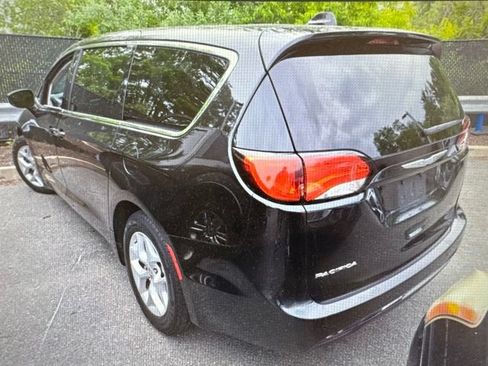 Used 2018 Chrysler Pacifica Touring Plus w/ Tire & Wheel Group FWD image 3