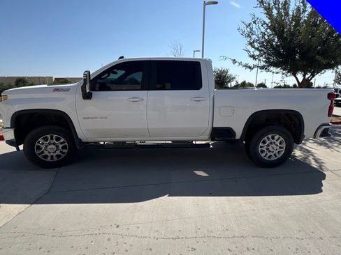 Used 2022 Chevrolet Silverado 2500 LT w/ Convenience Package AWD/4WD image 2