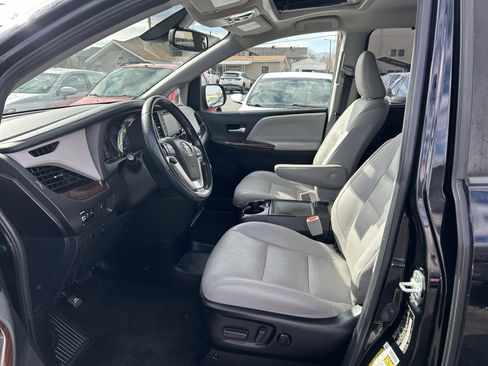 Used 2018 Toyota Sienna Limited w/ Carpet Mat Package image 16