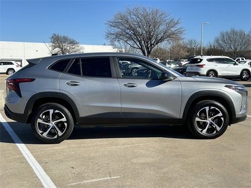 Used 2025 Chevrolet Trax RS image 3