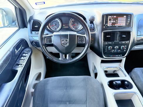 Used 2016 Dodge Grand Caravan SXT image 19