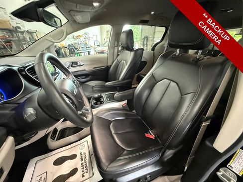 Used 2023 Chrysler Pacifica Touring-L w/ Uconnect Theater Family Group AWD/4WD image 14