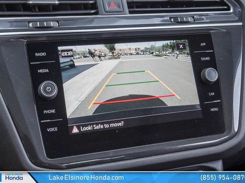 Used 2022 Volkswagen Tiguan SE w/ Panoramic Sunroof Package FWD image 24