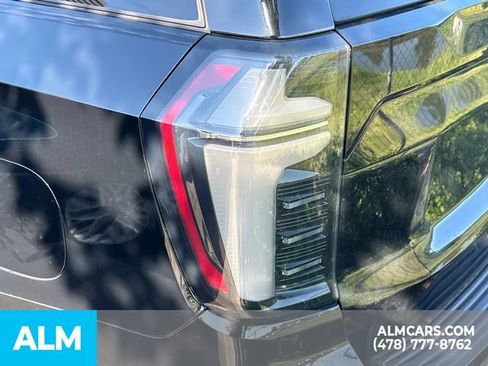 Used 2025 Chevrolet Suburban High Country AWD/4WD image 11
