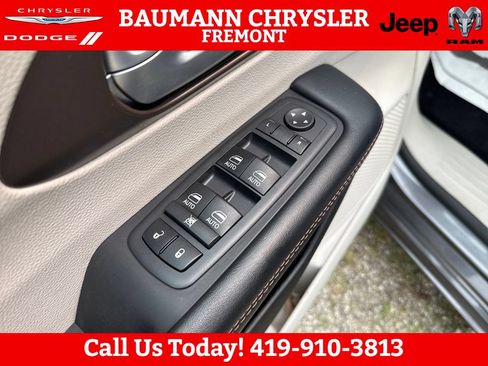 Used 2018 Chrysler Pacifica Touring-L Plus w/ Tire & Wheel Group FWD image 11