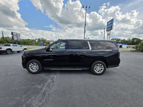 Used 2025 Chevrolet Suburban LT AWD/4WD image 2