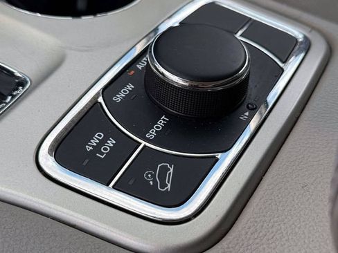 Used 2012 Jeep Grand Cherokee Laredo w/ Laredo E Group AWD/4WD image 31