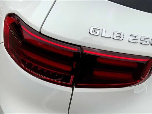 New 2025 Mercedes-Benz GLB 250 4MATIC image 18