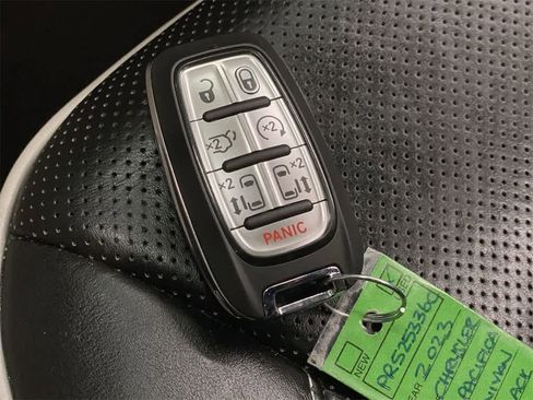 Used 2023 Chrysler Pacifica Limited image 29