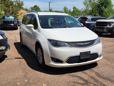 Used 2018 Chrysler Pacifica Touring-L FWD image 3