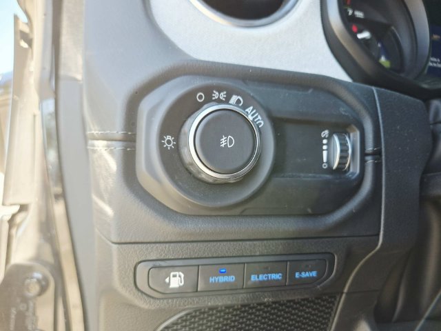 Used 2024 Jeep Wrangler Unlimited Sahara AWD/4WD image 19