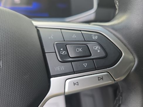 Used 2025 Volkswagen Taos SE AWD/4WD image 19