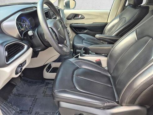 Used 2023 Chrysler Pacifica Touring-L FWD image 11