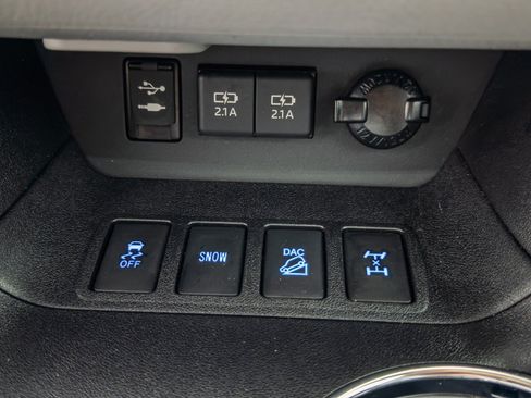 Used 2019 Toyota Highlander XLE AWD/4WD image 39