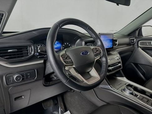 Used 2022 Ford Explorer XLT w/ Equipment Group 202A image 9