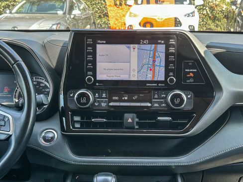 Used 2022 Toyota Highlander XLE FWD image 13