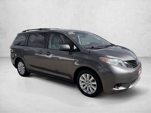 Used 2012 Toyota Sienna LE w/ Towing Pkg AWD/4WD image 3