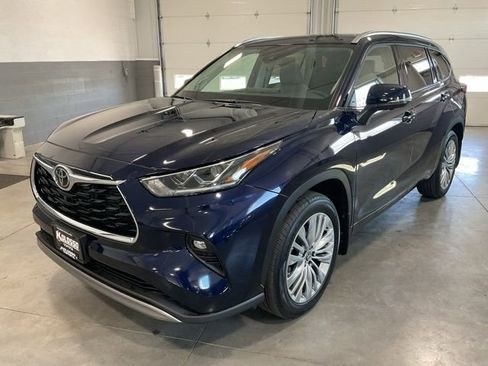 Used 2026 Toyota Highlander Platinum AWD/4WD image 3