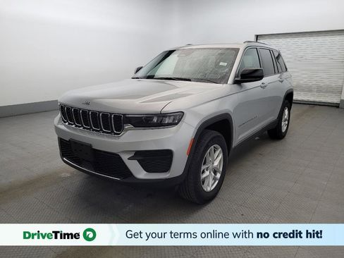 Used 2023 Jeep Grand Cherokee Laredo image 1