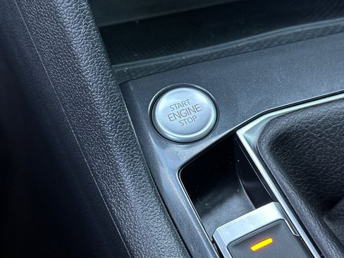 Used 2022 Volkswagen Tiguan SE w/ Panoramic Sunroof Package image 23