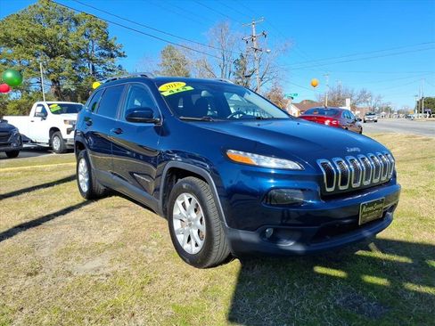 Used 2018 Jeep Cherokee Latitude w/ Cold Weather Group image 2