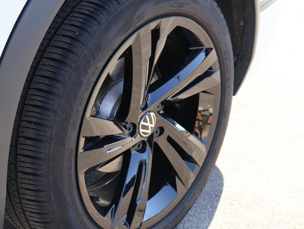 Used 2024 Volkswagen Tiguan SE R-Line FWD image 41