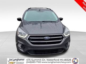 Used 2017 Ford Escape SE w/ SE Sport Appearance Package AWD/4WD video 3