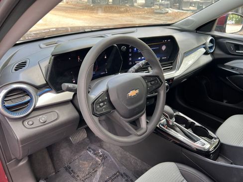 Used 2025 Chevrolet Trax LT image 31