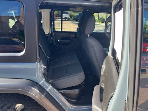 Used 2024 Jeep Wrangler Unlimited image 18