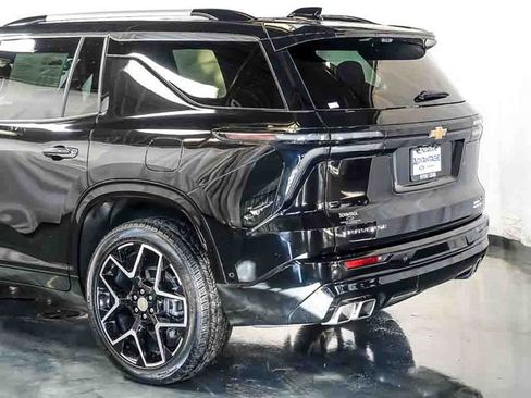 Used 2025 Chevrolet Traverse High Country FWD image 10