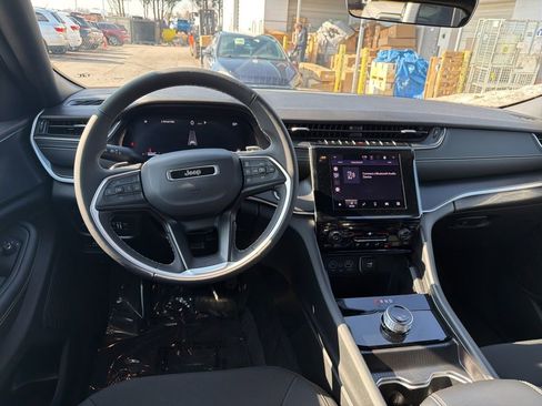 Used 2025 Jeep Grand Cherokee Laredo image 17