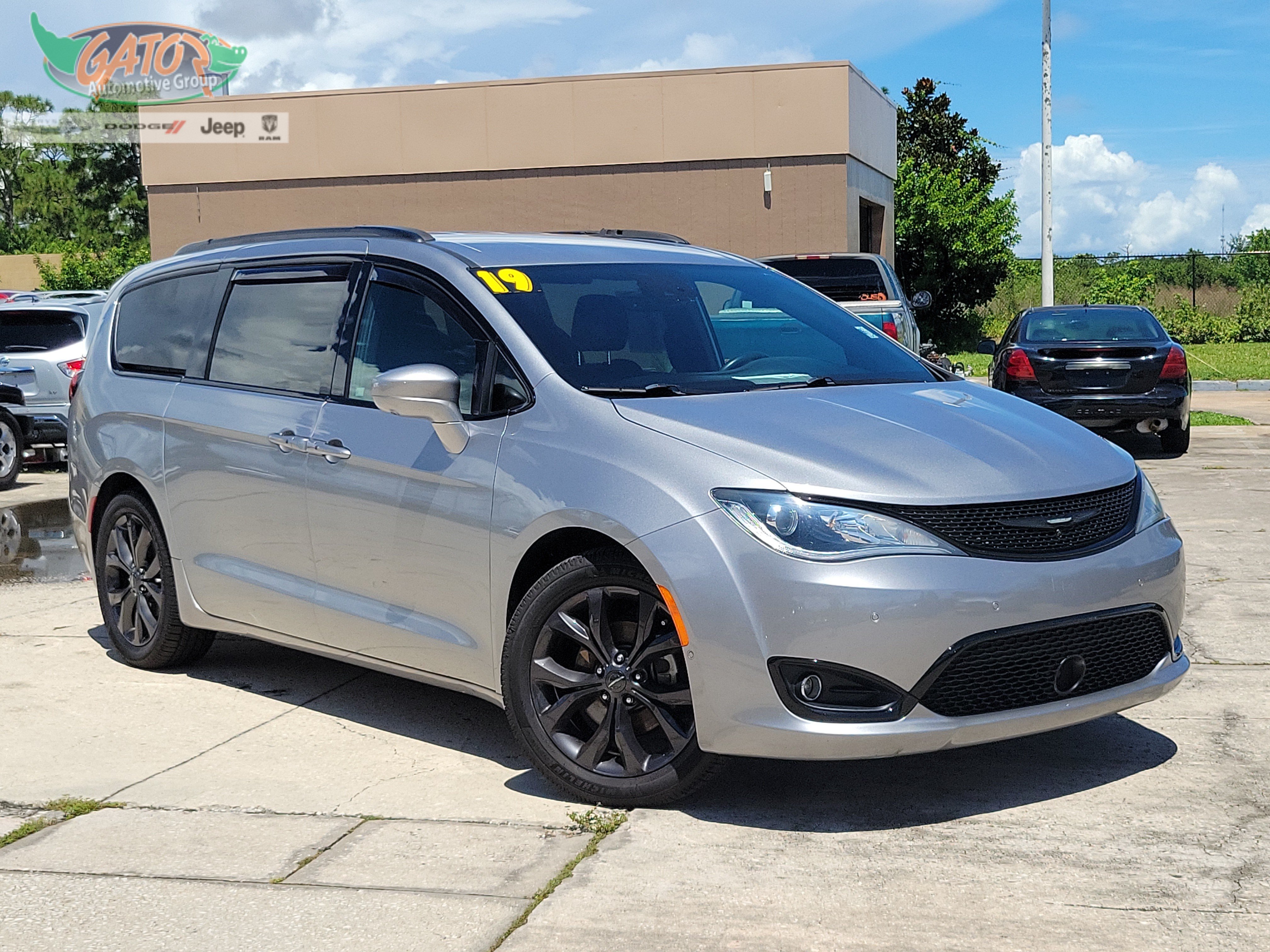 Used 2019 Chrysler Pacifica Touring-L Plus w/ Advanced Safetytec Group FWD image 1
