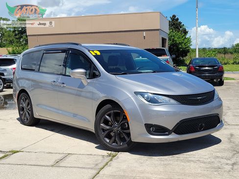 Used 2019 Chrysler Pacifica Touring-L Plus w/ Advanced Safetytec Group FWD image 1