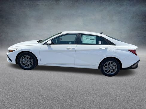 Used 2025 Hyundai Elantra Blue image 29