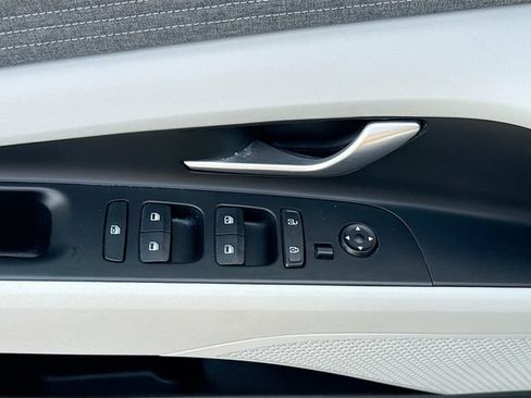 Used 2024 Hyundai Elantra Limited FWD image 18